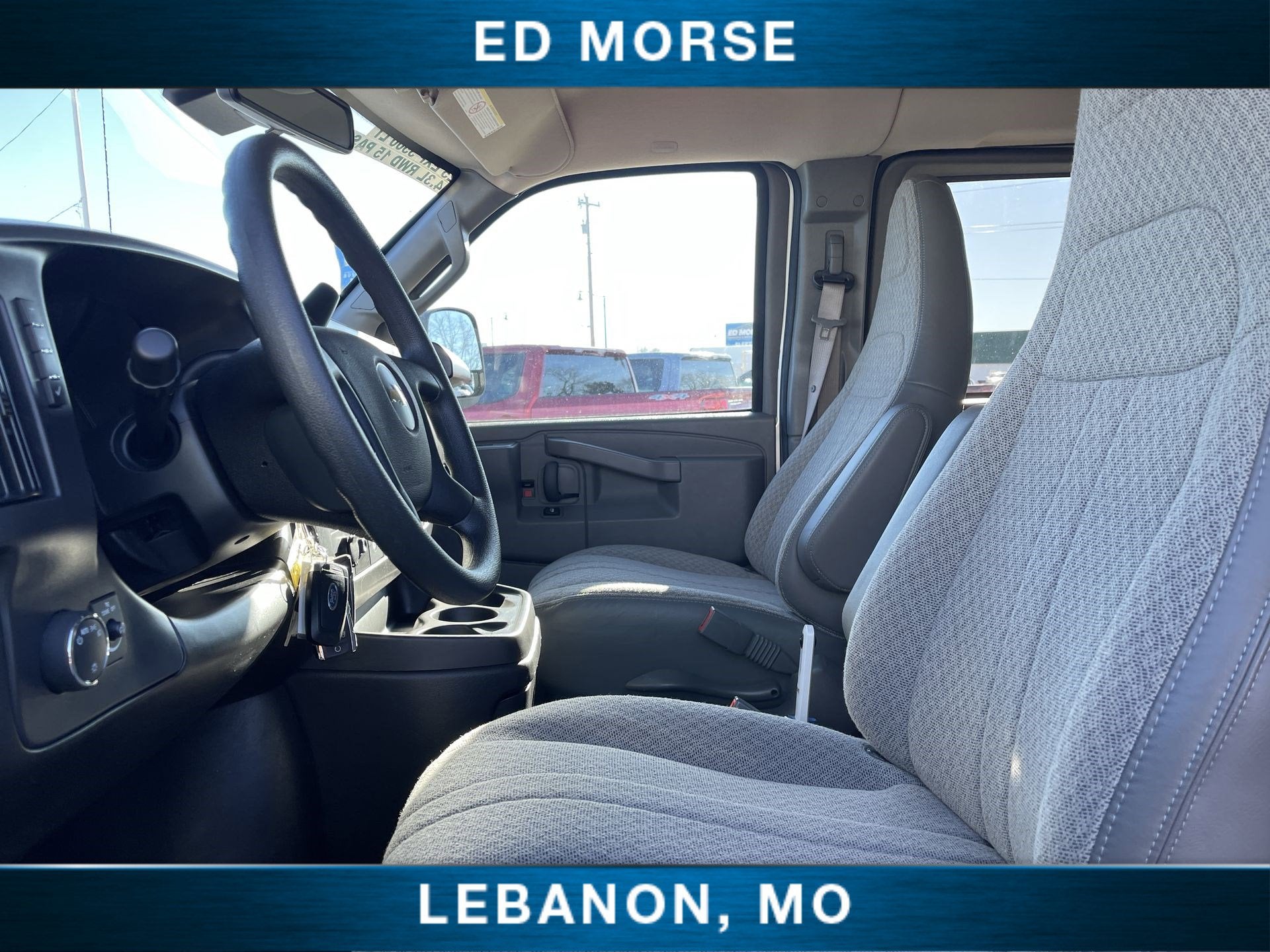 2025 Chevrolet Express Passenger 3500 1LT