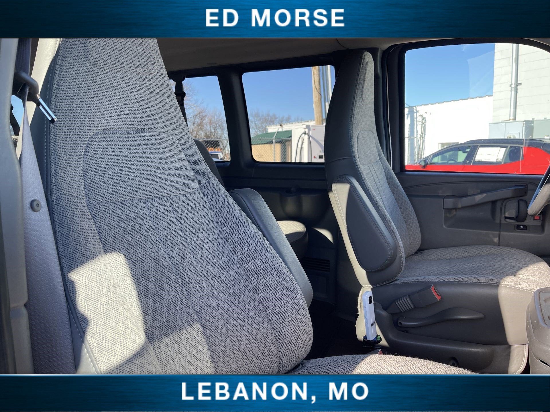 2025 Chevrolet Express Passenger 3500 1LT