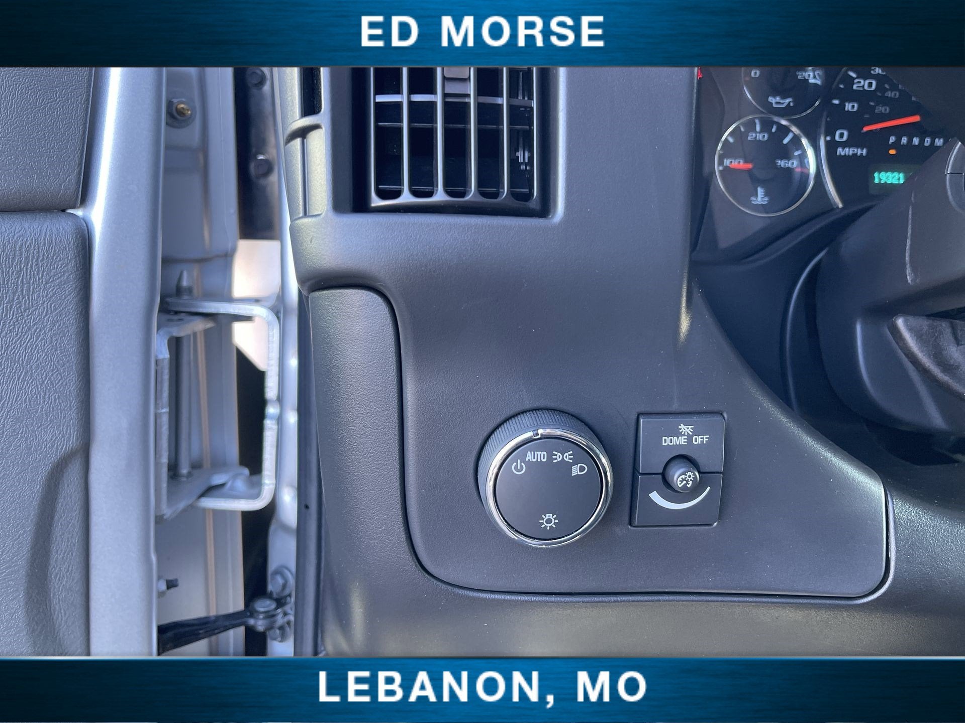 2025 Chevrolet Express Passenger 3500 1LT